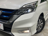 【LEDヘッドライト】悪天候や夜間走行時も良好な視界を確保し安心して運転できる高輝度LEDヘッドライトを装備!点灯速度が早く、消費電力も抑えられています。