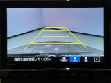 【バックカメラ】運転が苦手な方も車庫入れラクラクです!ギアをリバースに入れれば自動的に切り換わりますので、面倒な操作は不要です♪狭い駐車場もお車を傷つけず安心ですね!