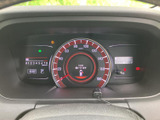 中央の速度表示をはじめ、燃料残量やシフト位置などを運転席から確認できるメーターです。表示がまとまっているため、走行前や乗車中に必要な情報をひと目で確かめやすい構成です。
