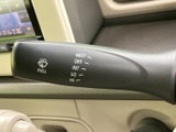レバーには作動位置が表示され、運転席から視認しやすい配置です。表示を確かめながら必要な設定を選べるため、天候の変化に応じて使う装備として日々の運転を支えます。