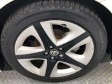【純正アルミホイール】です!車両デザインに合わせてホイールをデザインしているため、見た目にもカッコイイ!アルミホイール。洗車もラクチンでスチールホイールのように錆ません。