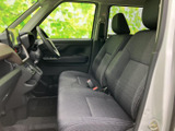 前席からフロントガラス越しに前方を見渡しやすく、運転席まわりも視線を移しやすい配置です。落ち着いた色合いのシートが車内に調和し、座面にはゆったり感があります。毎日の移動にも取り入れやすい空間です。