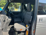 運転席・助手席シートは床が低いのでスムーズに乗り降りできます!