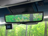 【デジタルインナーミラー】後席の大きな荷物や同乗者で後方が確認しづらい時でも安心!カメラが撮影した車両後方の映像をルームミラー内に表示。クリアな視界で状況の確認が可能です!