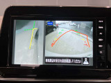 前後左右4つのカメラで、上から見たような映像をお届け、駐車時も安心、アラウンドビューモニター付(肉眼では確認し辛い左前の映像に切り替えることも可能です)。