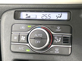 【オートエアコン】一度お好みの温度に設定すれば、車内の温度を検知し風量や温度を自動で調整。暑い&hellip;寒い&hellip;と何度もスイッチ操作をする必要はありません。快適な車内空間には必須の機能ですね♪