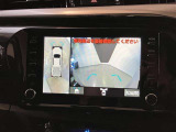 複数のカメラの映像をもとに、クルマを真上から見ているような映像をドライバーに提供し駐車をサポートする機能です。