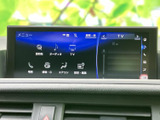 目的地やオーディオ、テレビなどの項目がまとまったメニュー画面です。電話やエアコン、設定項目にもアクセスしやすく、日常で使う各種機能を画面から確認できます。操作の流れも把握しやすい構成です。