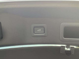 スイッチひとつでバックドアを開閉できる電動パワーリフトゲート。荷物の積み降ろしにも便利な機能です。
