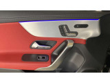 【メモリー付パワーシート】シートをかたどった調整スイッチはメルセデス・ベンツが特許を持っています。様々な体型の乗員に合わせた、きめ細かい調整が可能になっています。