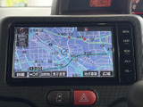 道路や周辺の地名が表示され、現在地を地図上で確認できます。縮尺や表示切替などの案内項目も画面上にまとまり、目的地までのルート確認に役立つ装備です。
