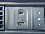 USBポート、チャージャーユニットです。