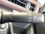 【オートライト】周りの明るさに応じて自動でヘッドライトの点灯・消灯ができる機能です!ライトの付け忘れ・消し忘れなどが無くなり、雨の日や夕方の走行も安心!トンネル通過時も便利ですね♪