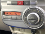 【オートエアコン】一度お好みの温度に設定すれば、車内の温度を検知し風量や温度を自動で調整。暑い&hellip;寒い&hellip;と何度もスイッチ操作をする必要はありません。快適な車内空間には必須の機能ですね♪