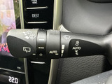 レバーにはワイパーの図柄やAUTOなどの表示があり、操作内容を見分けやすくなっています。天候が変わる場面でも手元で扱いやすく、雨の日の運転を支える身近な装備として活躍します。