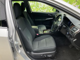 前席は身体を預けやすい形状で、運転席まわりも見渡しやすい配置です。落ち着いた色合いのシートとドア内張りが空間にまとまりを与え、乗り降りの際にもゆとりを感じられます。