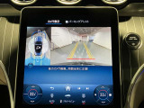【全方位型モニター】クルマを上空から見下ろしているかのように、直感的に周囲の状況を把握できる全方位型モニター。狭い場所での駐車でも周囲が映像で確認できます。