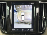 【360&deg;ビューカメラ】4台の高解像度カメラで360度の鳥瞰図を表示。隣の車や壁、死角にある障害物などを画面で確認できるため、狭いスペースでの駐車・出入りも安心です。