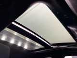 ●サンルーフ:開放感たっぷりの希少装備、サンルーフが装着されています!車内に明かりを取り入れたり景色を楽しむ以外にも、車内の空気も簡単に換気できて快適です!