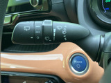 各種表示がレバー上にまとまり、目で見て内容を確認しやすい設計です。運転席から手元の位置を把握しやすく、天候が変わりやすい日々の移動でも役立つ装備です。