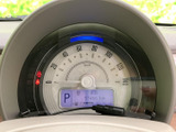 速度計と中央の表示部がひと目で確認しやすく、運転中に必要な情報を把握しやすい構成です。表示を確認しながら走行でき、日々の運転をサポートしてくれます。