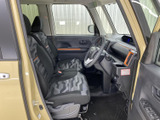 前席は視界が広く、運転席まわりから前方を確認しやすい室内です。シートには柄のある生地を採用し、乗り込む方にも落ち着いて過ごせる空間となっています。