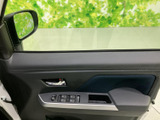 ドアには窓の操作スイッチや収納スペースがまとまり、運転席から手を伸ばしやすい配置です。窓の外も見渡しやすく、乗員が操作に迷いにくい日常使いに便利な空間です。