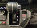 CVT車のセレクトレバーです。低速から高速まで、変速ショックのないスムーズな走りと、エンジン効率のよい領域を維持して燃費にも貢献します。サイドブレーキはスイッチ操作の電子制御パーキングブレーキです。