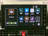 ラジオやBluetooth、USB/iPodなどの項目が画面上に並び、使いたい音源を選びやすい構成です。電話やスマートフォン連携の項目も備わり、日々の移動に合わせて活用できます。
