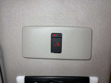 【SOSコール】スイッチを押すことで専門のオペレーターに繋がり、オペレーターを通じて消防や警察に通報を依頼することが出来ます!あおり運転対策にも!