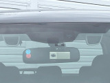 【アイサイトVer2】前方の車両等を検知し、衝突しそうな時は警報で注意を促し、ブレーキを踏む力をサポート。ブレーキを踏めなかった場合は衝突被害軽減ブレーキが作動、衝突回避をサポートします。