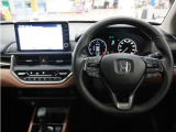 運転にかかわる様々な操作を安全に行えるように視点移動が少なく、操作性に配慮されたスイッチ類が凝縮されたコクピットです。