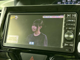 テレビ番組を表示できるモニターを装備しています。停車中の待ち時間には映像を視聴でき、車内で過ごす時間を有効に活用できます。映像を楽しむ際は、必ず安全な場所に停車してご利用ください。