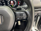 ハンドル右側にはクルーズコントロールのスイッチが装備され運転中の操作も安心して行えます