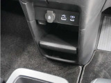 ◆センターロアボックス◆インパネ中央の下部には、ごみ箱としても使用する事ができるセンターロアボックスを装備しております。
