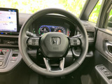 手元に複数のスイッチが配置され、運転姿勢を大きく変えずに各種操作へアクセスできます。メーター類も正面に収まるレイアウトで、運転席から必要な情報を確認しやすい配置です。