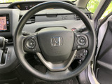 握りやすい形状で、左右の操作スイッチから運転中に必要な機能へ手を伸ばしやすい配置です。メーターや周辺機器を確認しながら、落ち着いて操作いただけます。