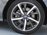 純正18インチアルミホイール。 タイヤサイズは225/45R18。納車時に弊社指定の新品タイヤ4本と交換いたします。