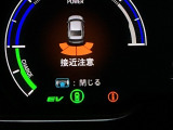 周囲の障害物に近づくと、ブザーでお知らせして衝突回避をサポートします。駐車時や狭い道での走行の際に便利です。