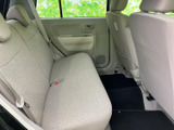 後席は座面にゆとりが感じられ、落ち着いた色合いのシートがくつろぎの空間を演出します。窓から光が入り、同乗者も周囲を眺めながらリラックスして過ごせそうです。