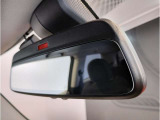 【ルームミラー一体型ETC車載器】ルームミラーの裏側に目立たない様に配置されたETCカード挿入口。スタイリッシュ且つ機能的なものとなっております。
