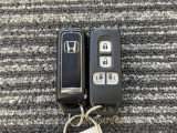 【スマートキー】持っているだけでエンジン始動や、ドアロックの開閉まで出来ちゃう賢く便利なスマートキーを装備!イモビライザーでセキュリティー対策もOK!