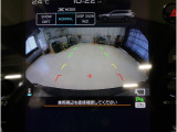 後方映像を11.6インチディスプレイに表示し、ステアリング連動ガイドラインが駐車をサポート。さらに後退時はリヤ4センサーが障害物を検知し、必要に応じてブレーキが作動します。
