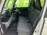 前席は身体を預けやすい形状で、運転席と助手席が並ぶ落ち着いた室内空間です。窓からの見通しも広く、周囲の確認がしやすい印象。乗り降りしやすいドア開口も日常に便利です。