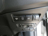 オートマチックハイビーム装備です。先行車や対向車のライトを認識し、ハイビームとロービームを自動で切り替える機能です。夜道の視界を確保します。詳細は販売店スタッフまでおたずねください。