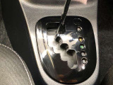 操作しやすいATシフトです。 シフトチェンジを気にしなくていいので運転だけに集中できますね。 自然と手に届くところにある、手になじむ形状のシフトノブがいいですね。