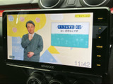 テレビ番組を画面で視聴でき、停車中の待ち時間にも活用いただけます。画面表示で番組内容を楽しめる装備ですので、お出かけ先での休憩時間を過ごす際にも便利です。