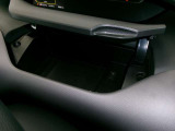 運転席前方にも収納ボックスがございます!USBポートが付いていますので、スマートフォンやタブレット端末の充電が可能です♪