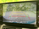 後方の映像にガイド線が重なって表示され、駐車時に周囲との距離を確認する目安になります。目視と合わせて後方を確かめられるため、車庫入れや切り返しをサポートします。