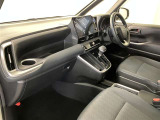 運転席周りのレイアウトをご覧ください。ナビゲーションが綺麗に装着されすっきり収まってますね!